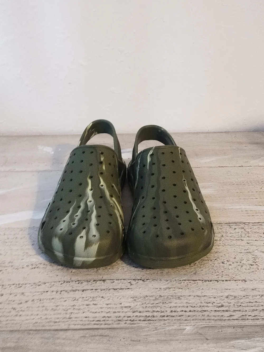 Totes Everywear Clogs Kids Size u.s.a 2-3/UK 2-3  green  Slip On good condition